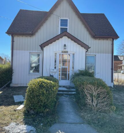 6586 Barker St, Niagara Falls, ON L2G 1Y8